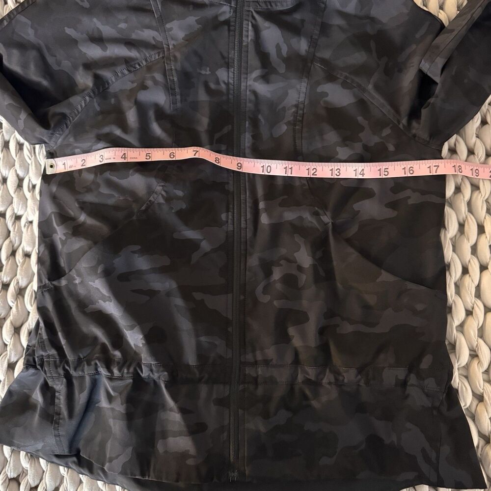 LULULEMON Women's Pack It Up Black Camo Jacket Sz 2 Vented Pockets Hooded - Picture 12 of 13